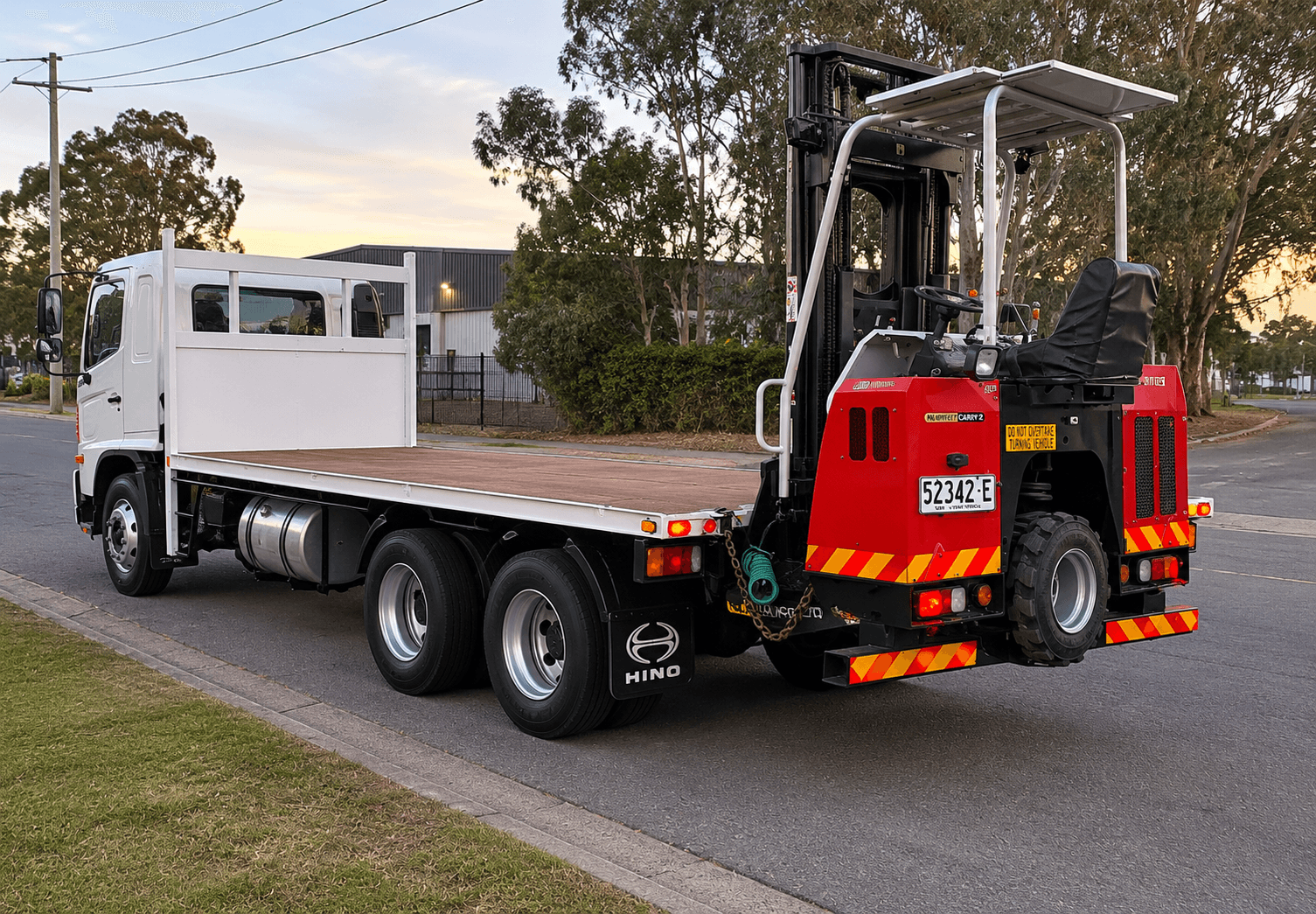 Flat-top truck fitted with a truck-mounted Moffett forklift